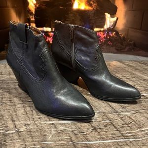 Frye Reina Leather Booties Pointed Toe
3479257-bIk
